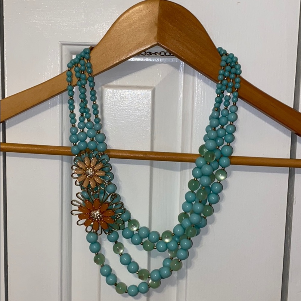 BOUTIQUE NECKLACE WORN ONCE